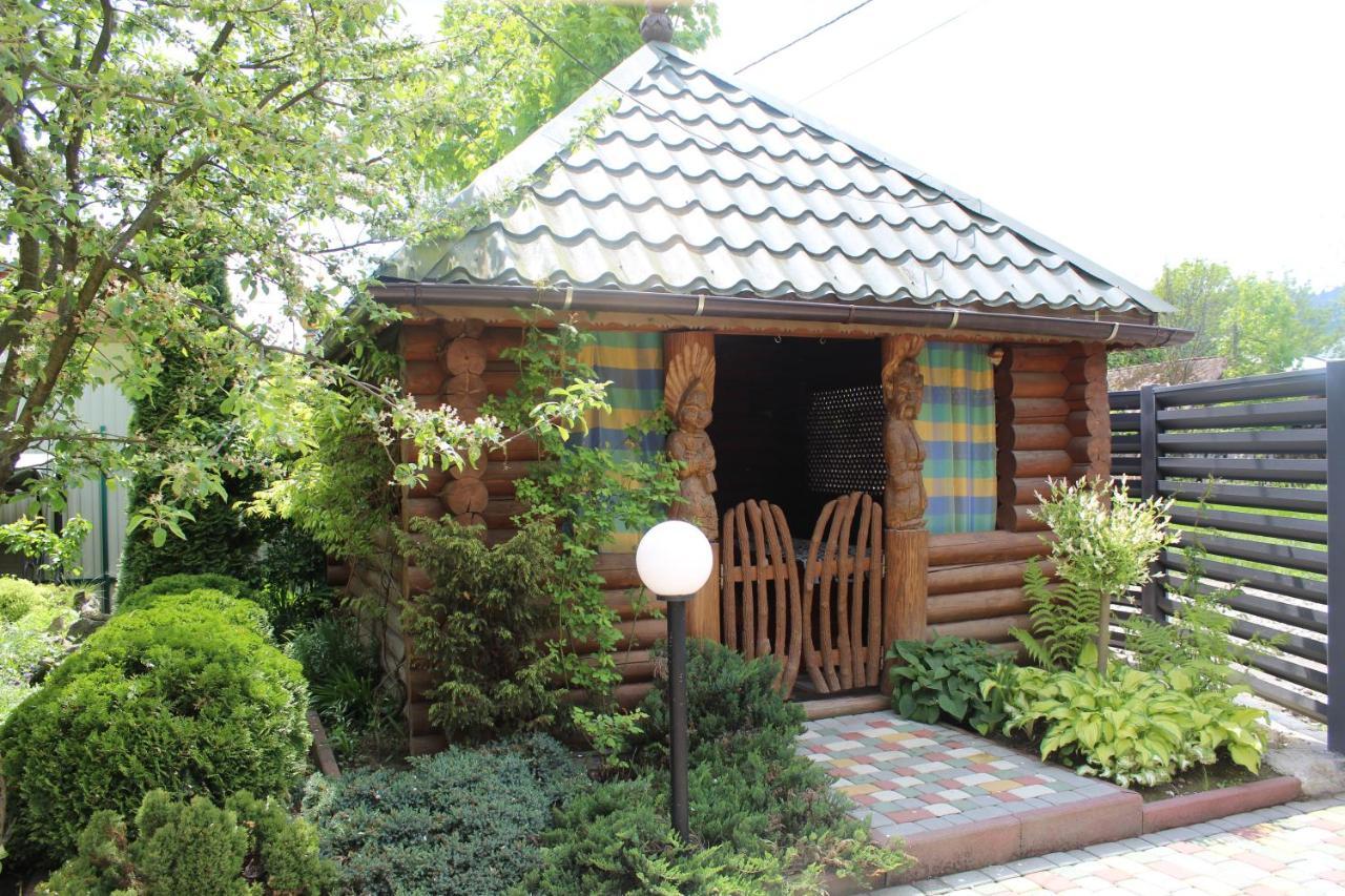 Затишний Міні-Готель "Rosky" Yasinya Exterior foto